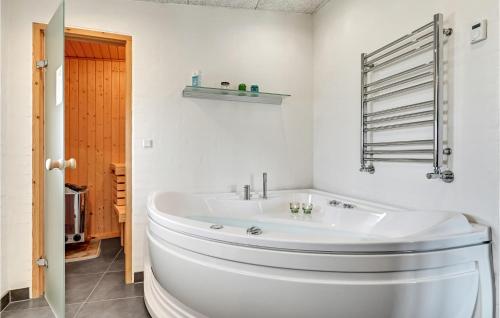 Bathroom, 4 Bedroom Nice Home In Ebeltoft in Boeslum
