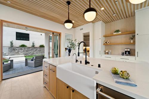Beach Luxury - Hot Tub, Sauna, Firepits, Ebikes, Surf in San Diego, USA