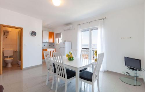 2 bedrooms, 4 beds