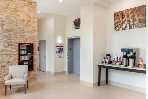 Lobi, Red Roof PLUS+ Jamaica, NY - JFK Airport in New York (NY)