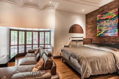 Beautiful Downtown Studio Apartment - A