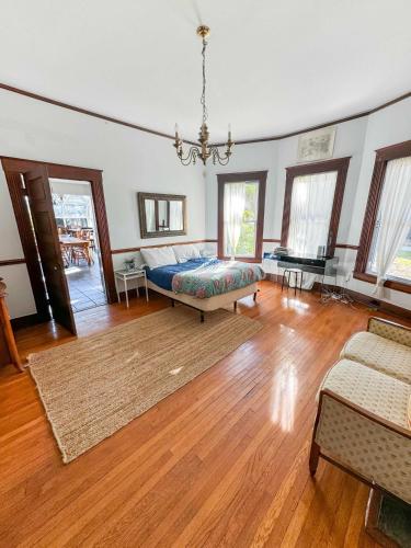 Historic Walking Distance Wraparound Porch in Davidson, USA