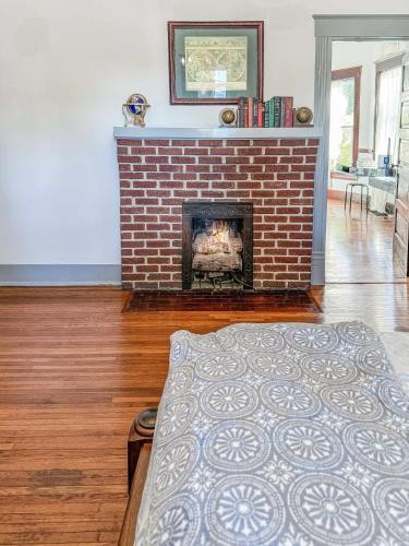 Historic Walking Distance Wraparound Porch in Davidson, USA
