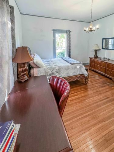 Historic Walking Distance Wraparound Porch in Davidson, USA