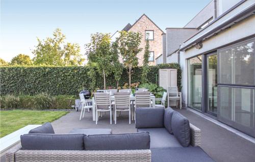 4 Bedroom Awesome Home In Brugge photo 1