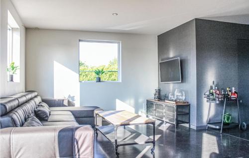 Beautiful home in Brugge w/ WiFi and 4 Bedrooms - image 5