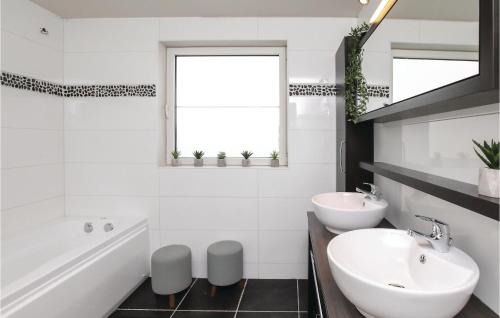 Beautiful home in Brugge w/ WiFi and 4 Bedrooms - image 13