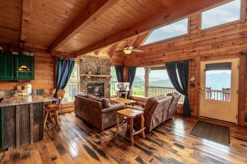 Awestruck Mountain View with Pool Access in Sevierville, USA