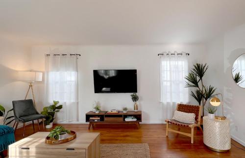 The Culver Retreat Family Oasis w Office Backyard in Los Angeles, USA