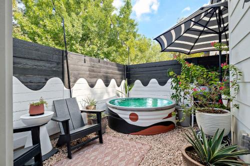2BR Bungalow Near Lady Bird Lake & Rainey Street in Austin, USA