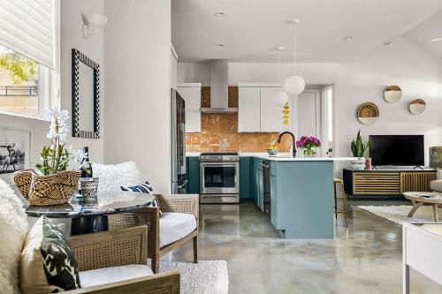 2BR Bungalow Near Lady Bird Lake & Rainey Street in Austin, USA
