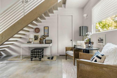 2BR Bungalow Near Lady Bird Lake & Rainey Street in Austin, USA