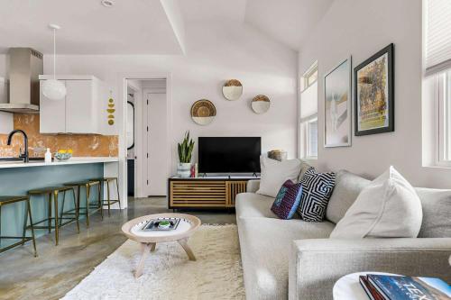 2BR Bungalow Near Lady Bird Lake & Rainey Street in Austin, USA