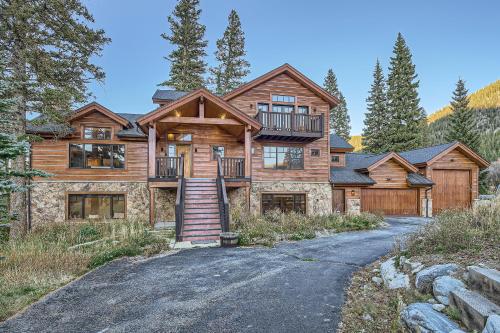 Exterior view, NEW LISTING! Peaks Paradise home in Blue River