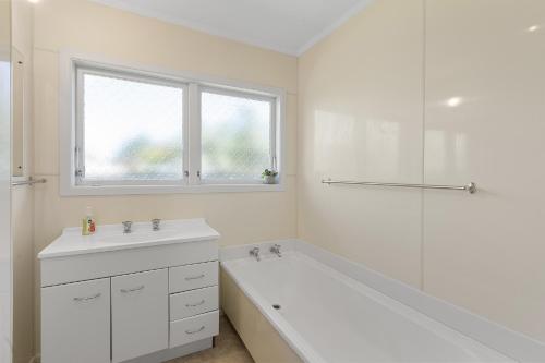 Entire home-3 bedroom home central Hamilton - Tap to explore photos