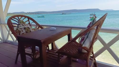 Балкон/терраса, Paradiso Ocean front Bungalows in Кох Ронг