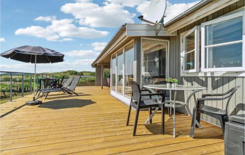 Garden, Three-Bedroom Holiday Home In Ebeltoft in Holme