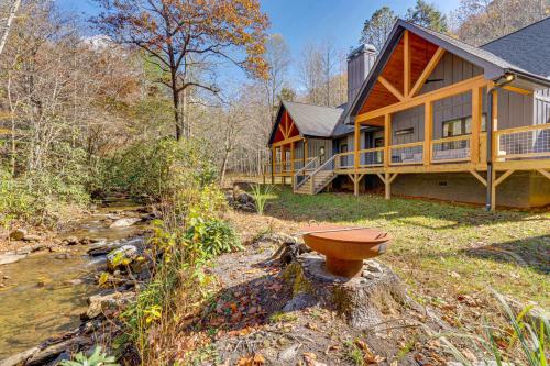 Walk to Nantahala Forest Mtn-View Creekside Haven in Hayesville, USA