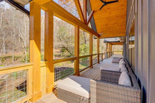 Walk to Nantahala Forest Mtn-View Creekside Haven in Hayesville, USA