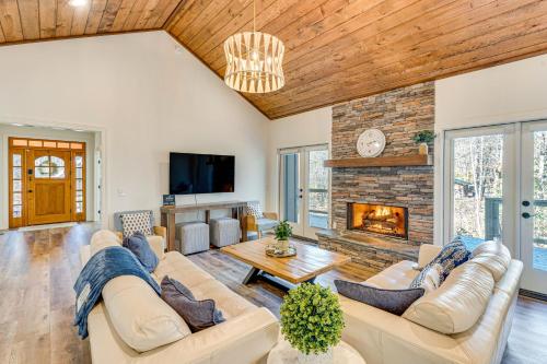 Walk to Nantahala Forest Mtn-View Creekside Haven in Hayesville, USA