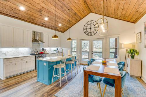 Walk to Nantahala Forest Mtn-View Creekside Haven in Hayesville, USA