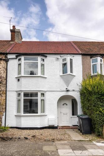 Modern home with driveway parking for 2 vehicles, near Tottenham Hotspur Stadium, White Hart Lane Train Station 5