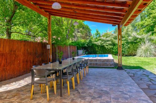 Fliphaus Chacras De Coria - 4 Bd House Pool&bbq in 루한 데 쿠요