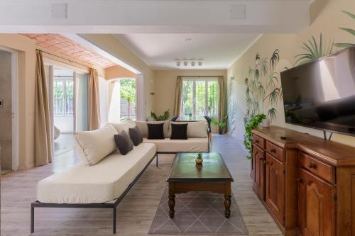 Fliphaus Chacras De Coria - 4 Bd House Pool&bbq in 루한 데 쿠요