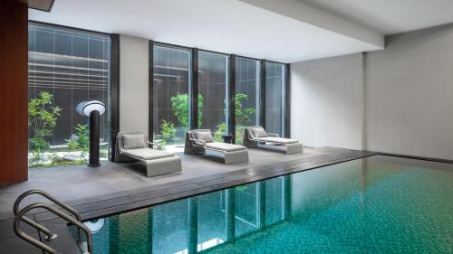 Swimming pool, Holiday Inn Wuhan Houguan Lake By IHG in Zhuankou Economic Development Zone