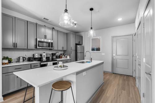 Game Day Getaway 1BR Across from Tropicana Field thumb 3