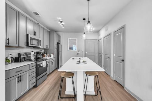 Game Day Getaway 1BR Across from Tropicana Field thumb 4