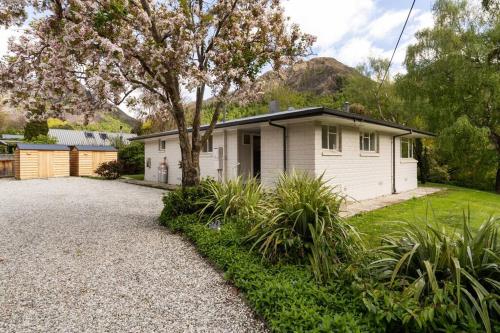 Central Arrowtown - 4 Beds and Hot Tub!, Arrowtown (fotografie 10)