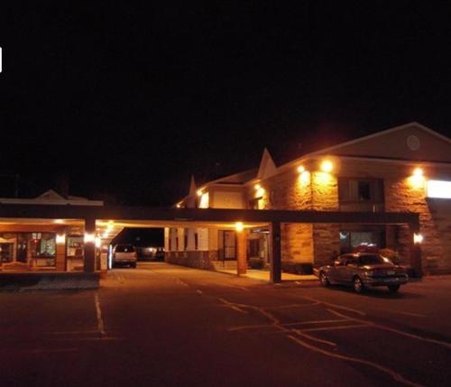 Golden Circle Inn and Suites - image 3
