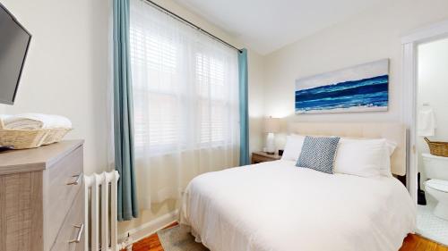 Longwood Medical Condo Sleeps 4 - image 11