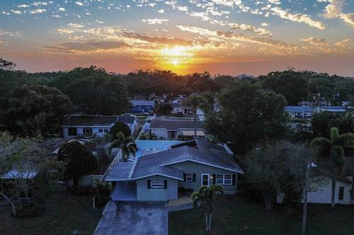 Heated Pool 6 Beds 10 Min to Beaches in Largo, USA