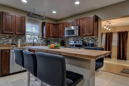 Heated Pool 6 Beds 10 Min to Beaches in Largo, USA