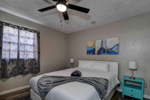 Heated Pool 5 Min To Beautiful Beaches in St Petersburg, USA