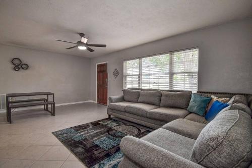 Heated Pool 5 Min To Beautiful Beaches in St Petersburg, USA