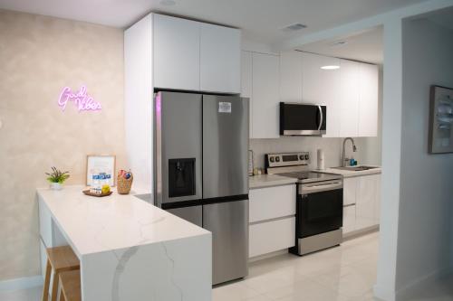 Villa Roads - Ideal Stay in Miami - King - Bed Parking - Near Airport, Brickell, Coconut Grove, Little Havana, Wynwood & Calle 8 in Miami, USA