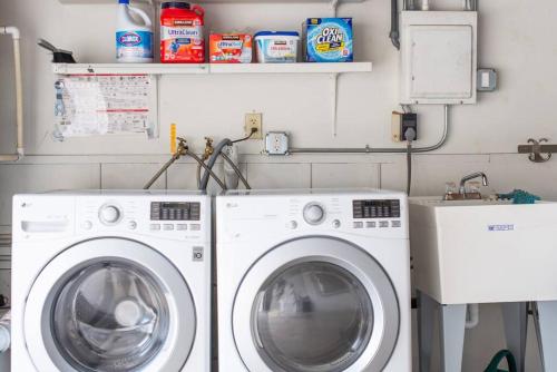 4 BR Home with Game Room! Family Friendly! Centrally Located!