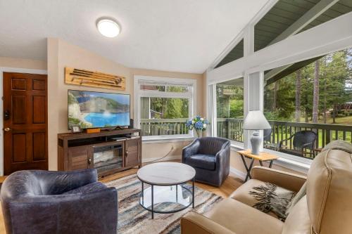 Golf Retreat with Lakes Access in Union (WA)