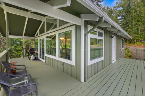 Golf Retreat with Lakes Access in Union (WA)