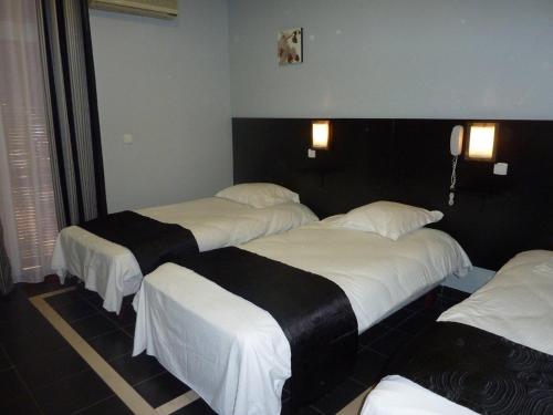 3 twin beds