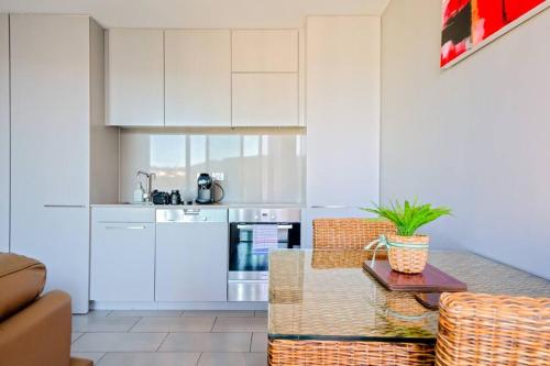 Modern studio with free wifi and parking in كنجستون