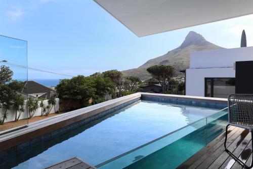 Paradise in Camps Bay, Luxury Villa with Pool and Views