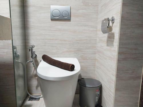 Modern Look 1BR at Uttara The Icon Apartment By Travelio - image 5