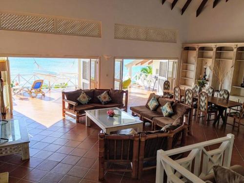 Oceandale Beachfront Villa in Gros Islet