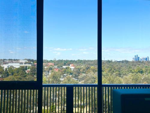 Cozy 1 Bedroom Apt Parkside Pool Gym Parking close CBD in Parkville