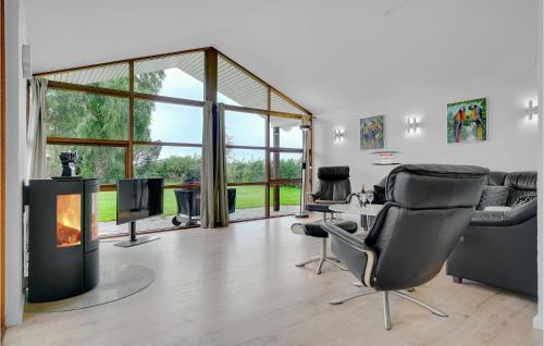 3 Bedroom Cozy Home In Bogø By in Bogø By