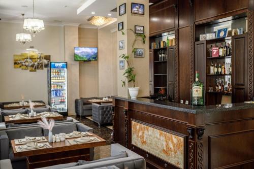 zonă comună salon/TV, Park Hotel al Bustan in Shymkent